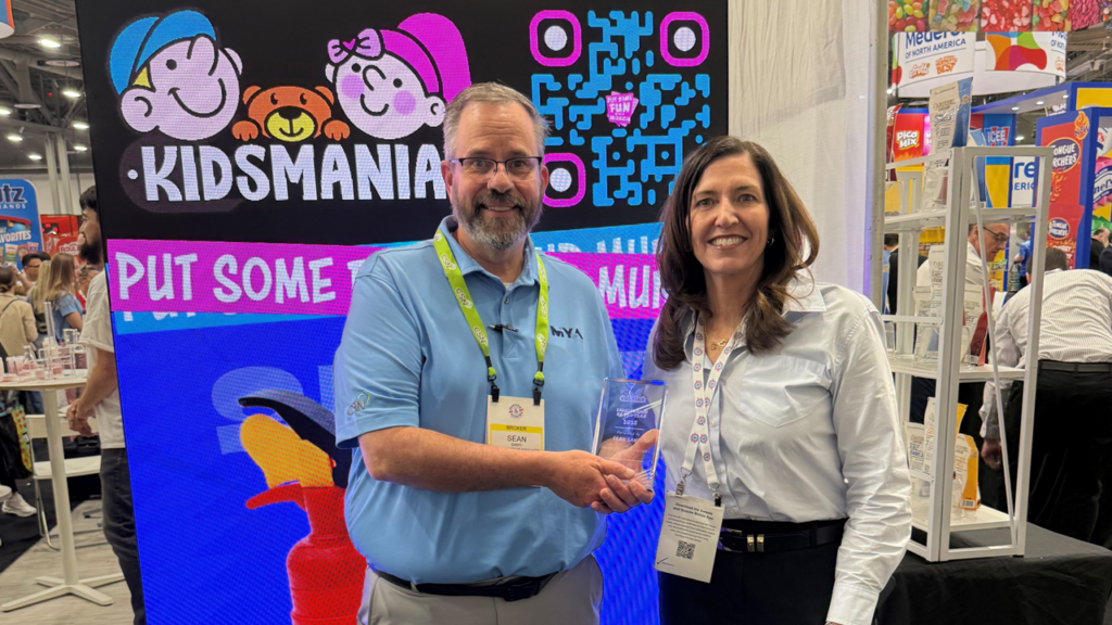 Sean Santi receving an award from Amy King at Kidsmania